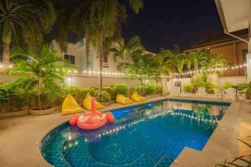 Luxury Pool Villa 4 Br 900m Beach 1.5 Km Downtown