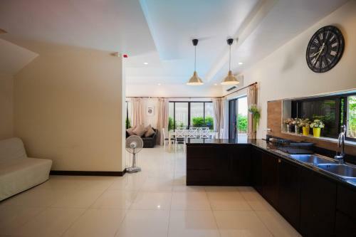 Luxury Pool Villa 4 Br 900m Beach 1.5 Km Downtown