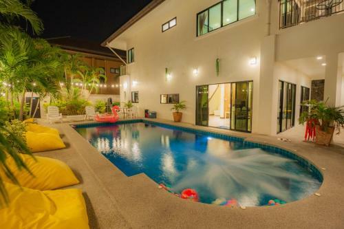 Luxury Pool Villa 4 Br 900m Beach 1.5 Km Downtown