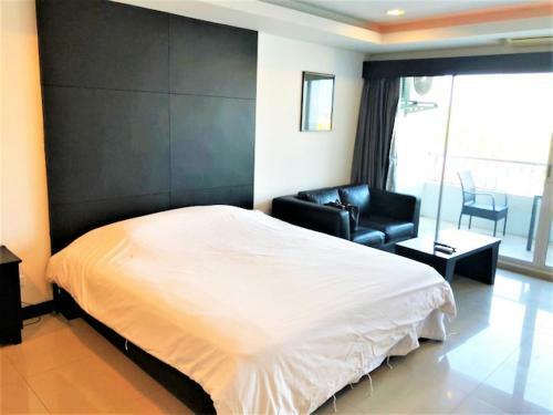 Platinum Suites, Thepprasit Road - Large Top Floor Studio