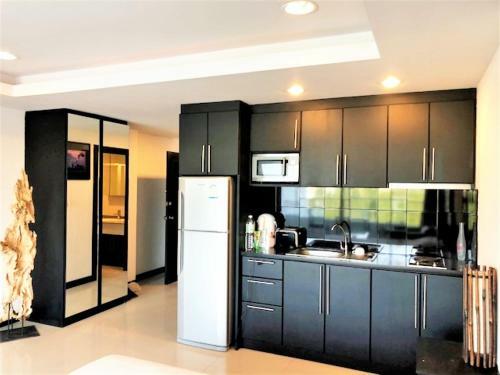 Platinum Suites, Thepprasit Road - Large Top Floor Studio
