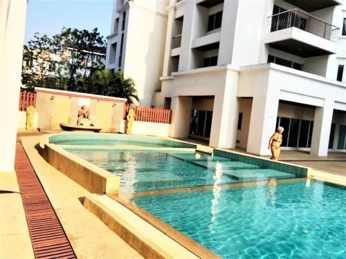 Platinum Suites, Thepprasit Road - Large Top Floor Studio