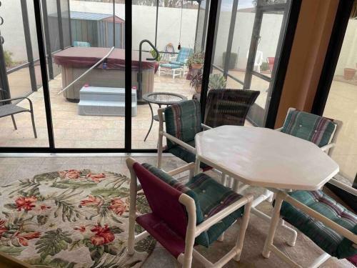 Walk To Spanish Springs Villa - Golf Cart - Pets