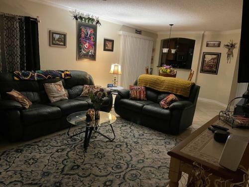 Walk To Spanish Springs Villa - Golf Cart - Pets