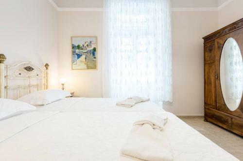 Neoclassical Apartment With 2 Bedrooms In Piraeus
