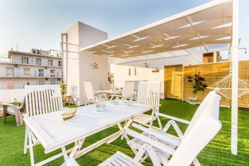 Neoclassical Apartment With 2 Bedrooms In Piraeus