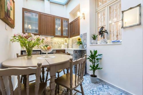 Neoclassical Apartment With 2 Bedrooms In Piraeus