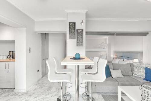 Apartamento Chic, Modern Seaside Oasis In Sunny Piraeus!