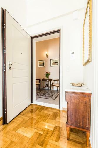 Opalio ?2 Exquisite 1?d Apart In Central Pireaus