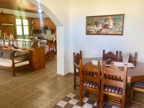 Goldy's Naturale Traditional Home