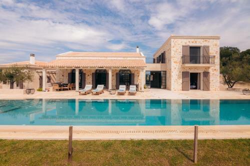 Eclectic And Secluded Estate, Villa Aegis