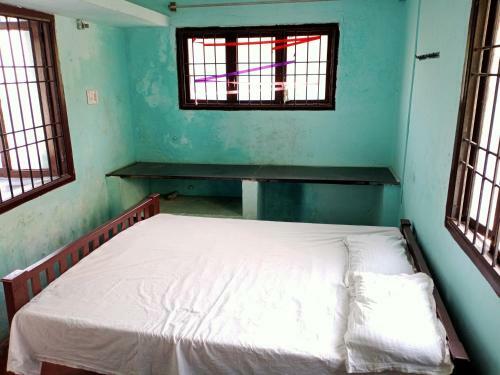 Hostal Room In Guest Room - Room For Un Married Couples