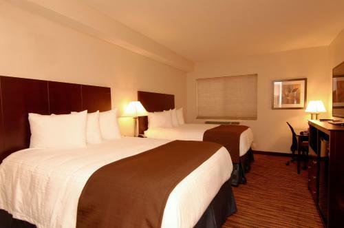 Hotel Boulders Inn & Suites