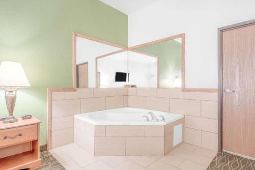 Hotel Baymont Inn & Suites