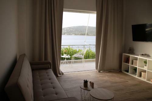 Irida's Sea Front Apartment With Astonishing View