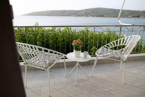 Irida's Sea Front Apartment With Astonishing View