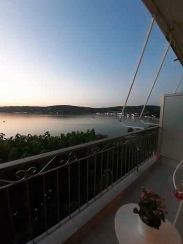Irida's Sea Front Apartment With Astonishing View