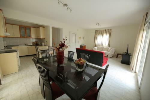 Stella's Apartment, Trilofos
