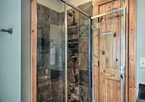 Amazing Creek View Cabin W/ Hot Tub, Firepit & Pool Table