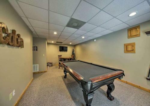 Amazing Creek View Cabin W/ Hot Tub, Firepit & Pool Table