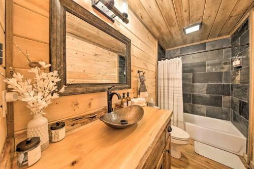 Stunning Escape With Loft, Hot Tub And Mtn Views!