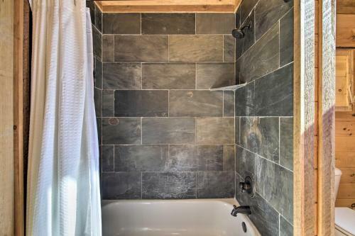 Stunning Escape With Loft, Hot Tub And Mtn Views!
