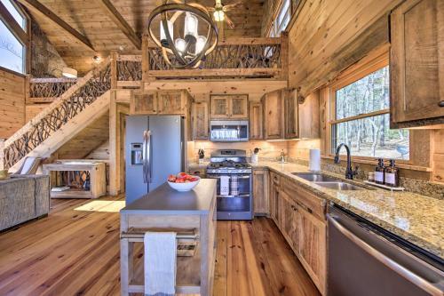 Stunning Escape With Loft, Hot Tub And Mtn Views!