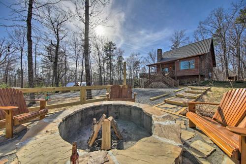 Stunning Escape With Loft, Hot Tub And Mtn Views!