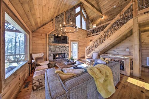 Stunning Escape With Loft, Hot Tub And Mtn Views!