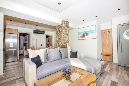 Black Rocks Family, Luxury Seafront Maisonette