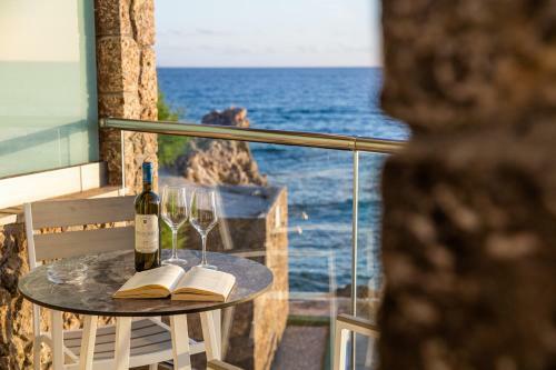Black Rocks Family, Luxury Seafront Maisonette