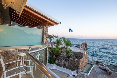Black Rocks Family, Luxury Seafront Maisonette