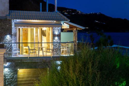 Black Rocks Family, Luxury Seafront Maisonette