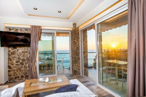 Black Rocks Family, Luxury Seafront Maisonette