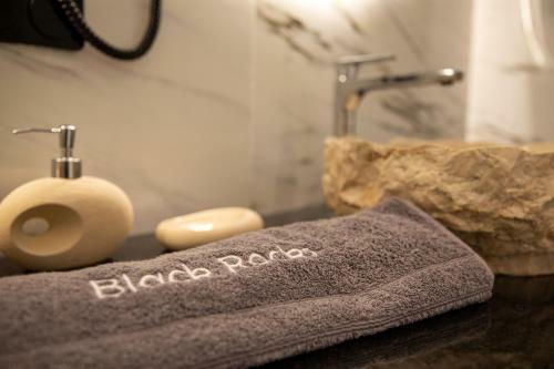 Black Rocks Family, Luxury Seafront Maisonette