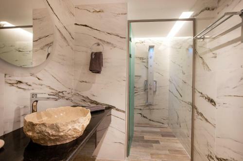 Black Rocks Family, Luxury Seafront Maisonette