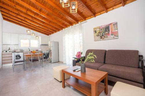 Platanos House Ideal For Families