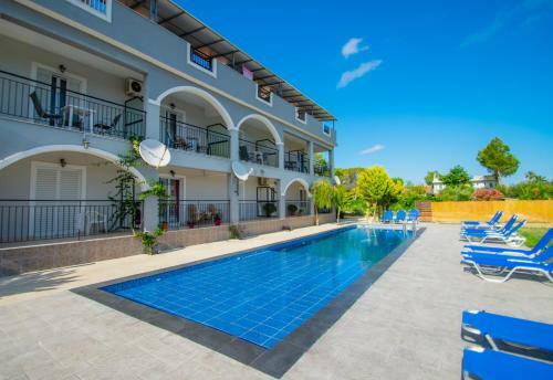 Brunswick Apartments - Pool & Beach