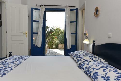 Villa Sophia Paros - Beachfront Three-bedroom Villa With Sea View