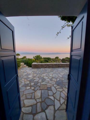 Villa Sophia Paros - Beachfront Three-bedroom Villa With Sea View