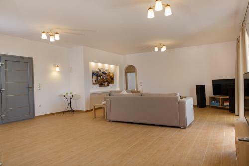 Villa Jessy 150m� With Full Privacy