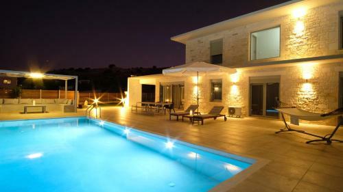 Eva Villas East, With Infinity Pool & And Panoramic Sea View