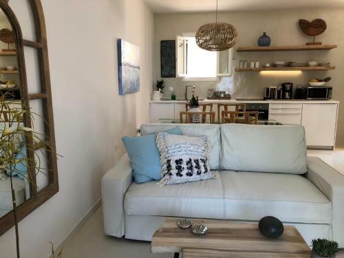 Aqua Seafront Beach House With Garden