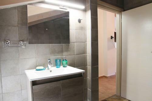 Xaradiotis House - A Modern Home Away From Home