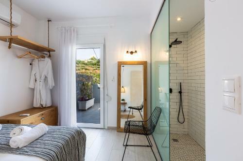 Nikiforos Villa, Coastal Retreat!