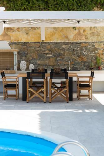 Nikiforos Villa, Coastal Retreat!