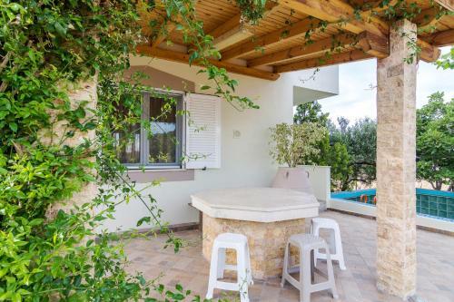 Beautiful Two Bedroom House In Analipsi_spacious Patio