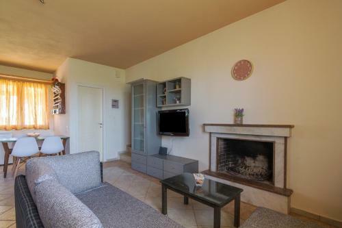 Beautiful Two Bedroom House In Analipsi_spacious Patio