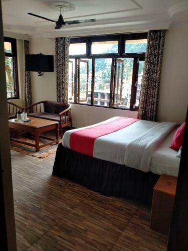 Hostal Vella Marina Hotel