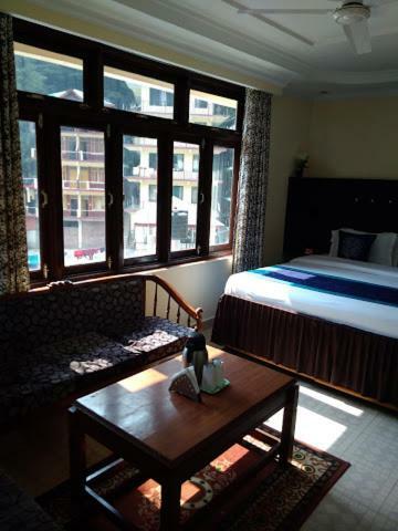 Hostal Vella Marina Hotel